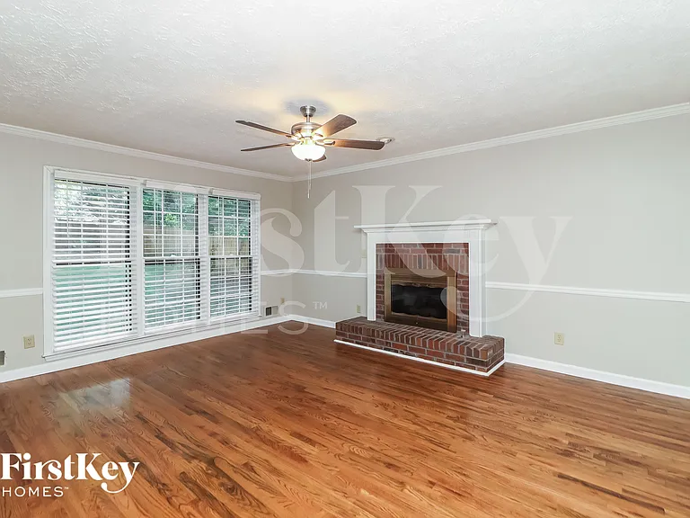 205 Timber Oak Cv — Photo 3