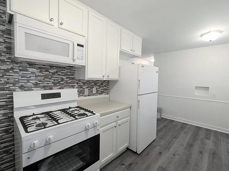 1326 Clarence St — Photo 2