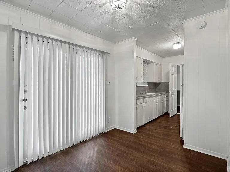 711 N Carroll Blvd — Photo 1