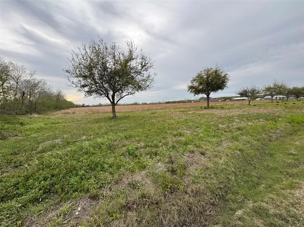 2 County Road 46, Angleton, TX 77515