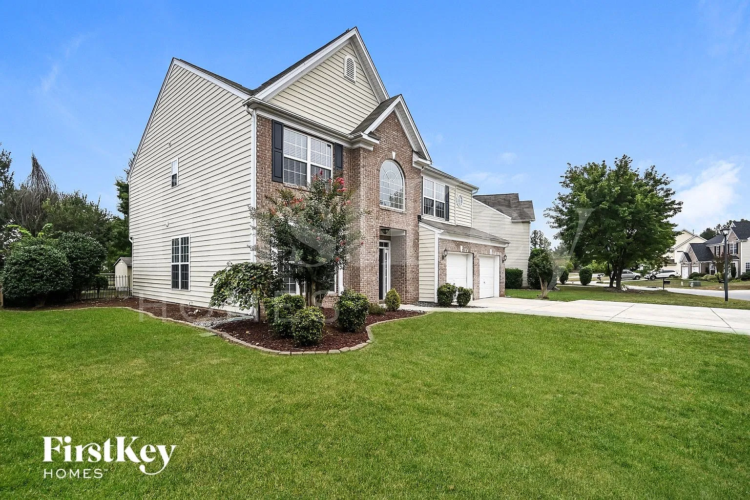 5 bed, 2.5 bath, 2744 sqft, $3,320 — Photo 2