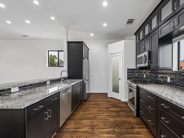 2510 Genesee St — Photo 2
