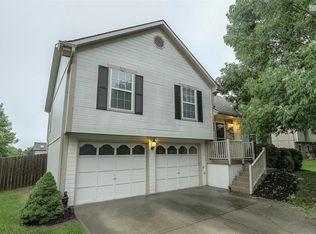1905 Choctaw Dr, Greenwood, MO 64034