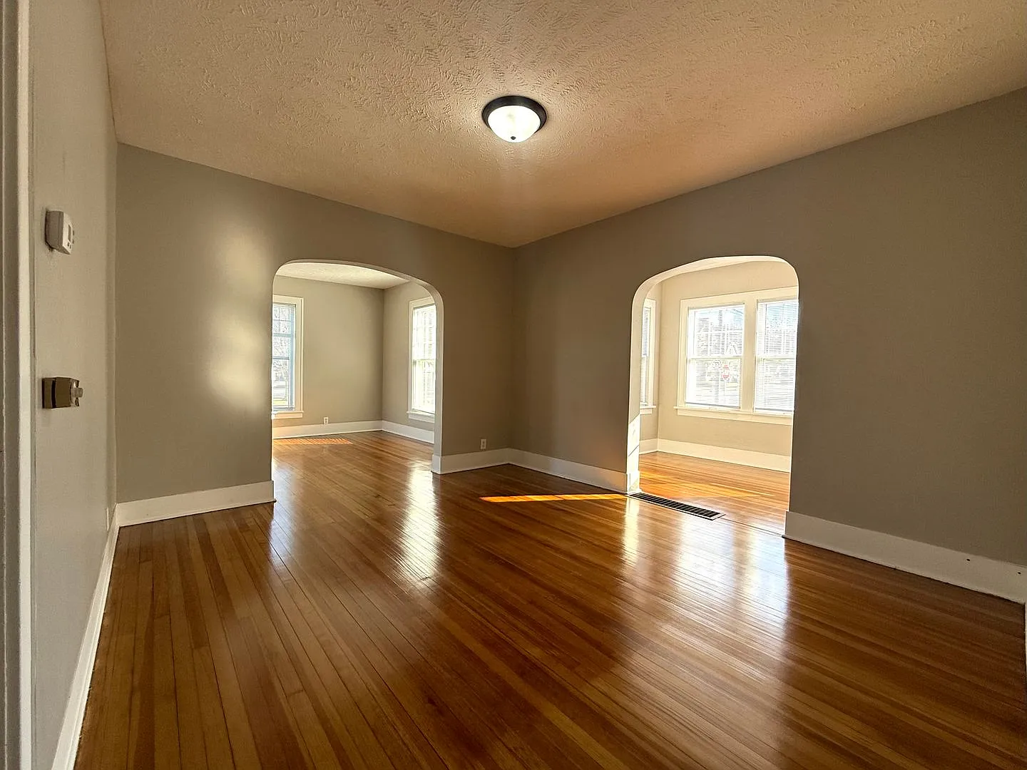 Charming 2 Bedroom Home with Garage on Corner Lot — Photo 4