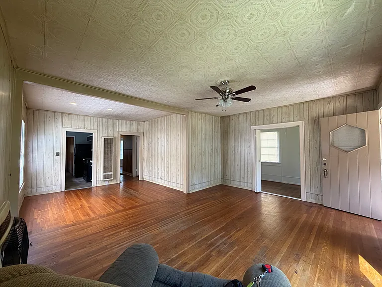 708 College St — Photo 3