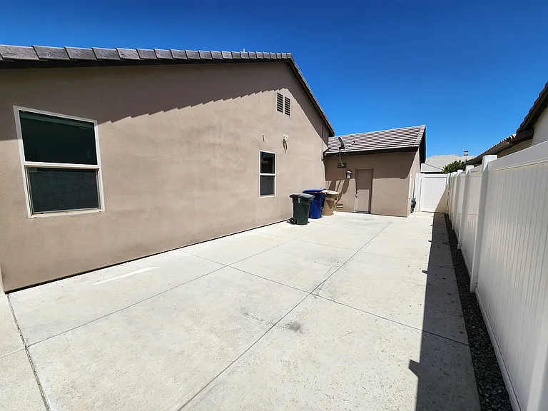 2611 Barrowby St — Photo 39