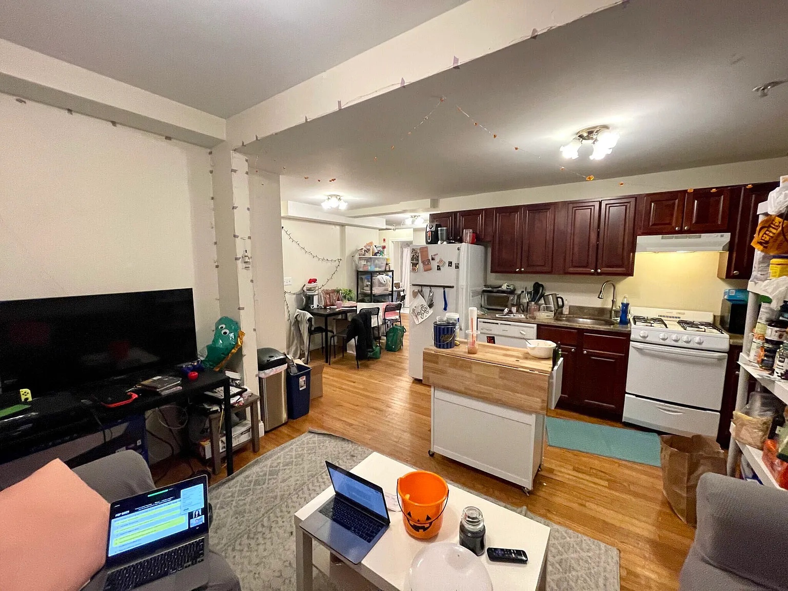 5 bed, 1400 sqft, $8,500 — Photo 2