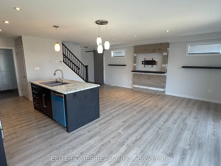 1942 Foxridge Cres — Photo 5