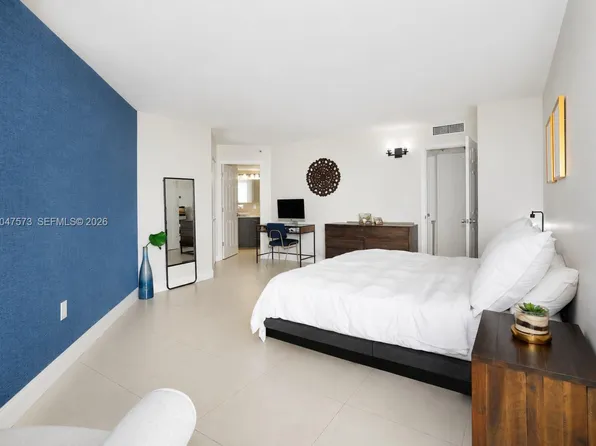 1700 NW North River Dr, Miami, FL