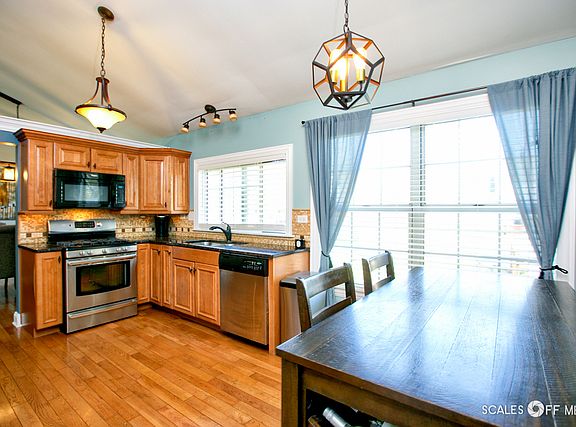 3rd image of 905 Annandale Dr