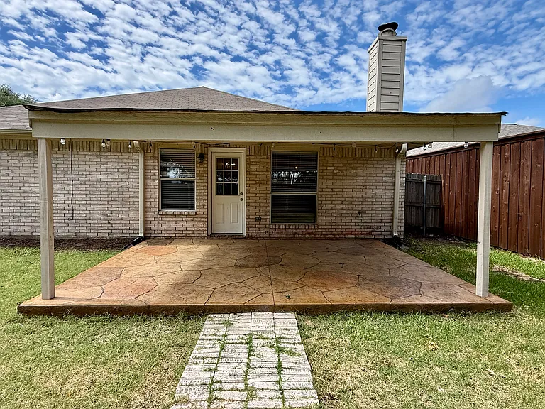 243 Lake Travis Dr — Photo 2