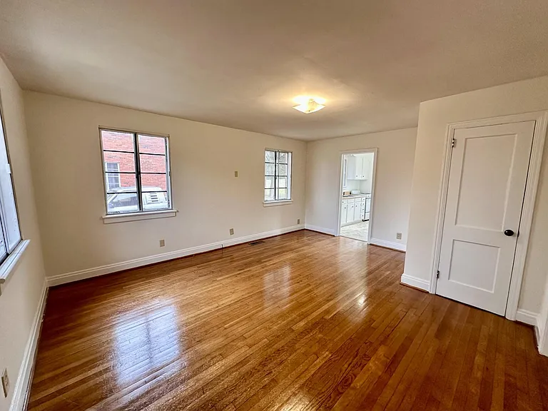 522 Elmhurst Rd — Photo 2