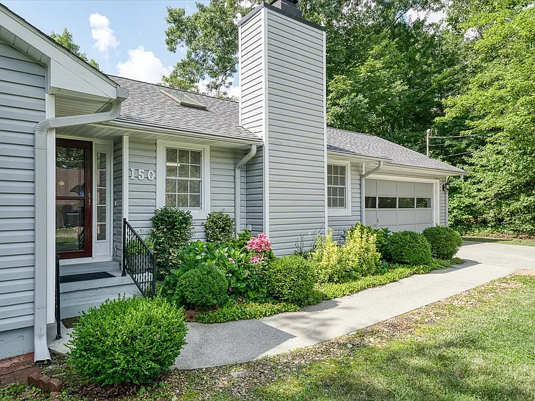 150 Pomeroy Dr — Photo 2