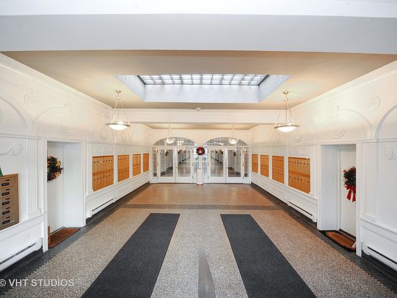 3rd image of 4240 N Clarendon Ave APT 415N