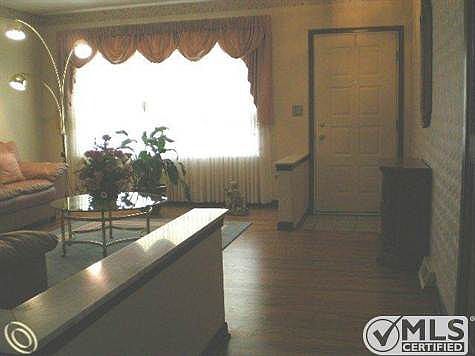 Foyer to Living Room.JPG