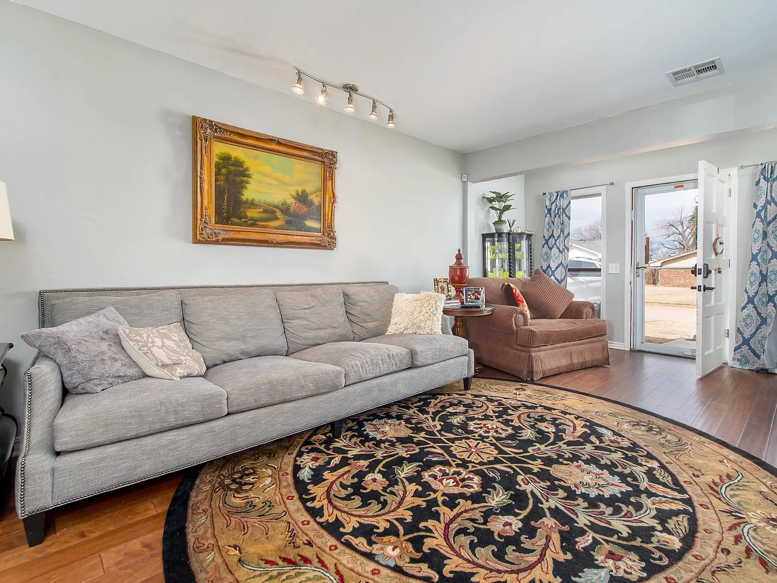 2720 Plymouth Ln — Photo 3