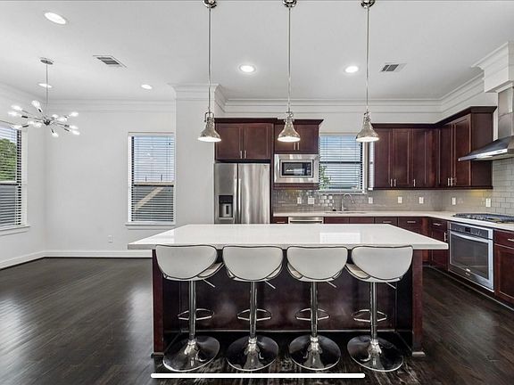 3rd image of 800 W 20th St