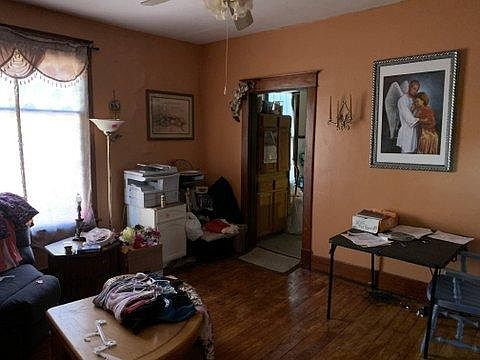 4th image of 861 S Main St