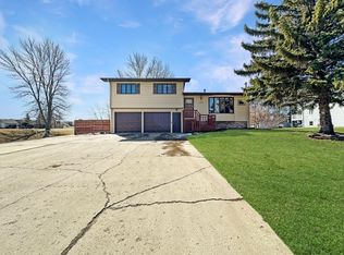 1801 Meadowlark Dr, Minot, ND 58701