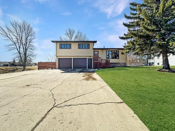 1801 Meadowlark Dr, Minot, ND 58701