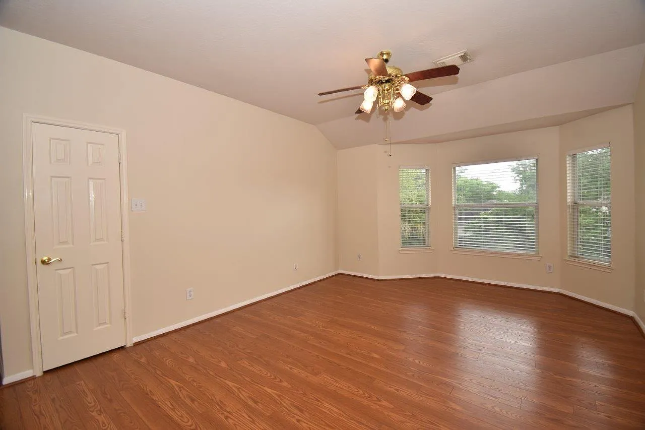 3 bed, 2.5 bath, 2704 sqft, $2,500 — Photo 4
