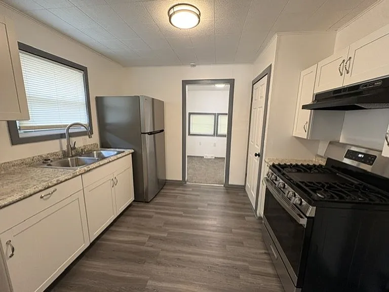 961 Wyley Ave — Photo 4