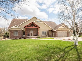 722 12th St SE, Orange City, IA 51041