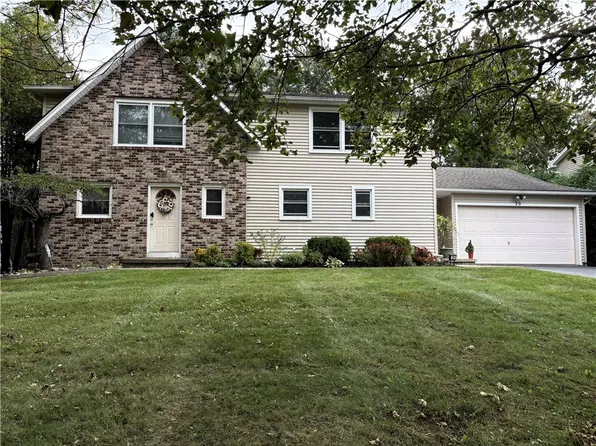 26 Sanders Farm Dr, Penfield, NY 14526