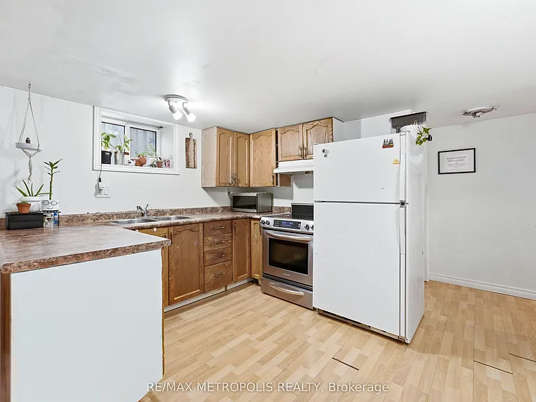 312 Palmerston Ave #BASEMENT — Photo 2