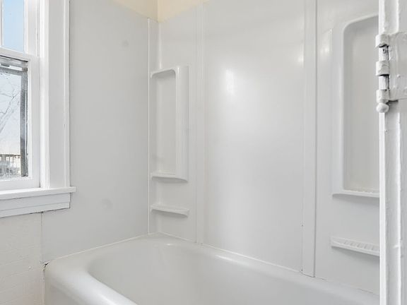 3rd image of 2545 Garfield Ave #4eddd440d