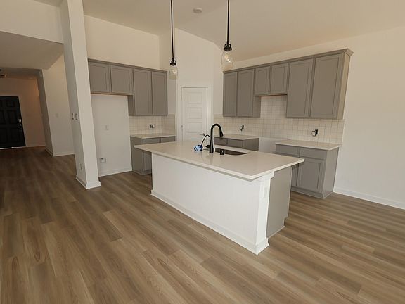 3rd image of 1102 Radiant Ave