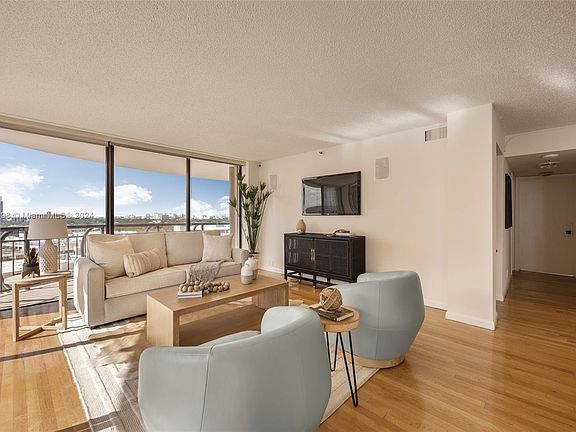4th image of 2843 S Bayshore Dr APT 15A