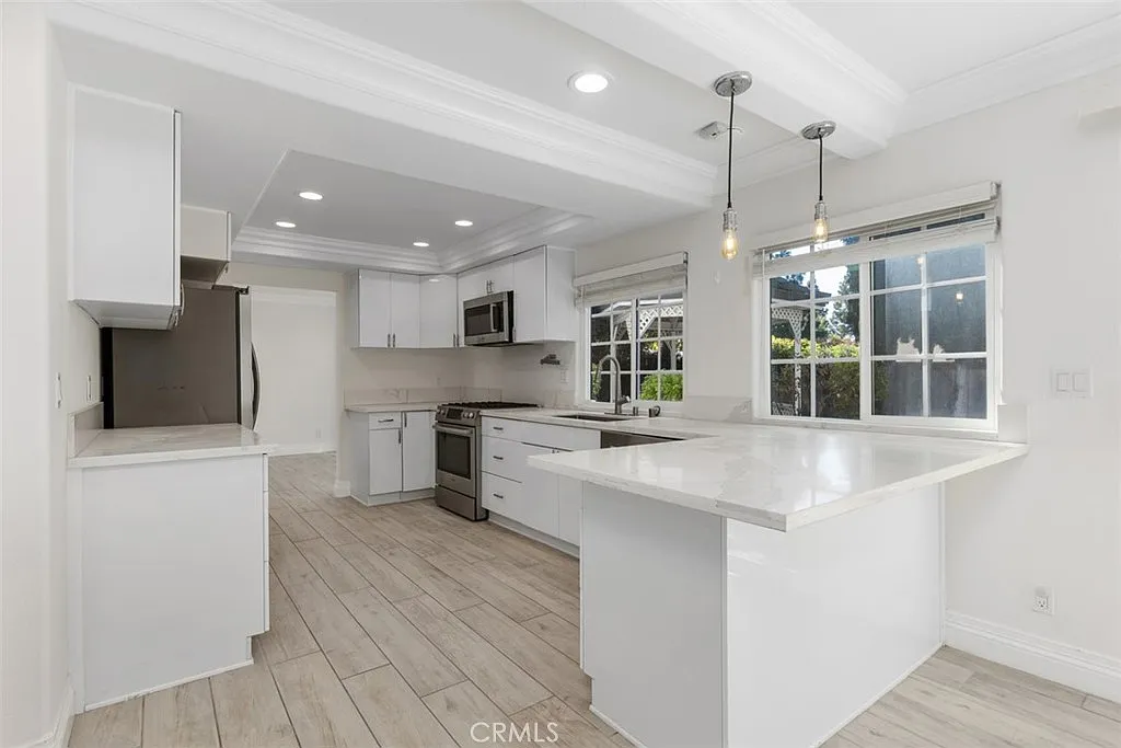 4 bed, 2.5 bath, 2248 sqft, $6,300 — Photo 4