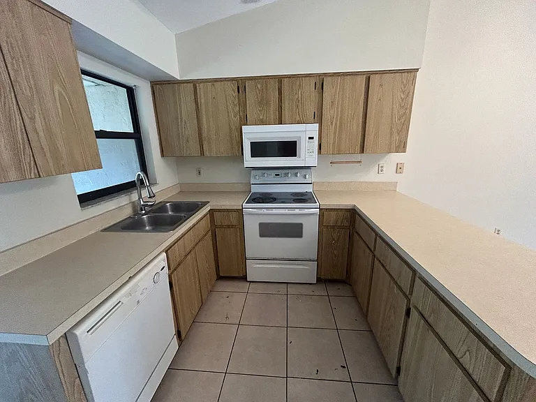17382 W Carnegie Cir — Photo 3