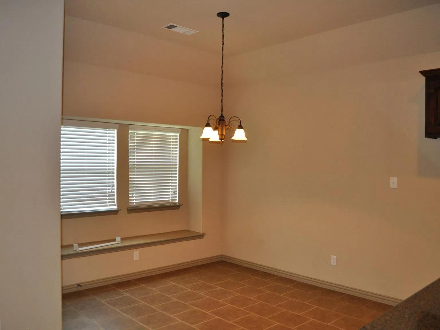4 bed, 2.5 bath, 2400 sqft, $2,600 — Photo 4