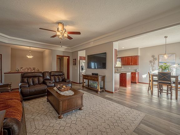 4th image of 131 W Creek Dr