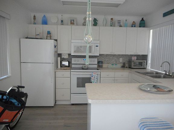 3rd image of 121 Esmeralda Ave