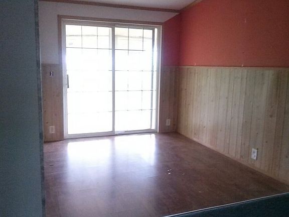 3rd image of 916 S Main St
