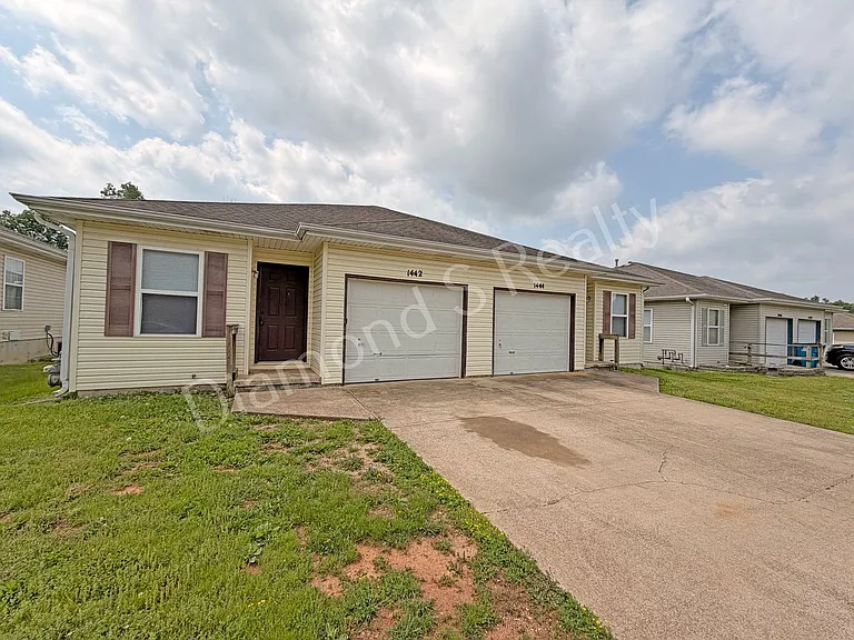 1442 / 1444 W Rainey Duplex — Photo 2