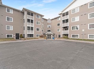 316 Lorry Greenberg Dr #408, Ottawa, ON K1T 2P4
