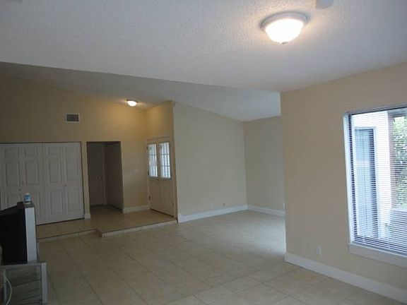 4th image of 804 E Flag Ln