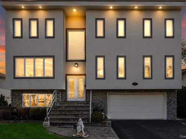2489 Aron Drive W, Seaford, NY 11783