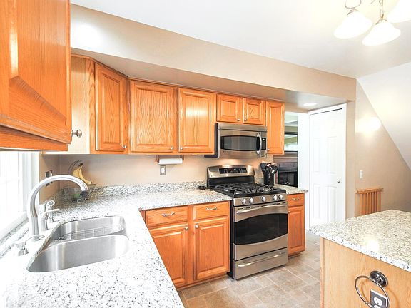 3rd image of 987 Westbrook Dr