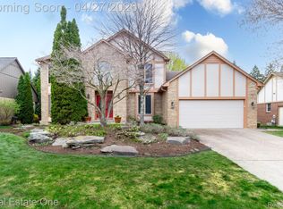 1421 Burhaven Dr, Rochester Hills, MI 48306