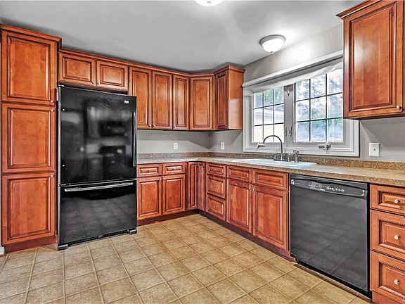 5th image of 28 Idlewood Dr