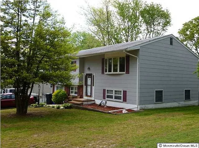 1593 Woodcrest Dr photo 1
