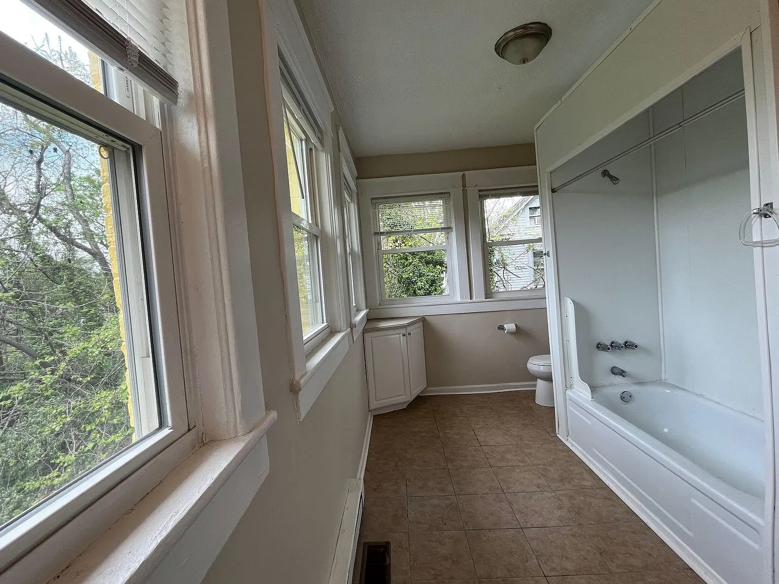 3 bed, 2.0 bath, 2418 sqft, $1,625 — Photo 3