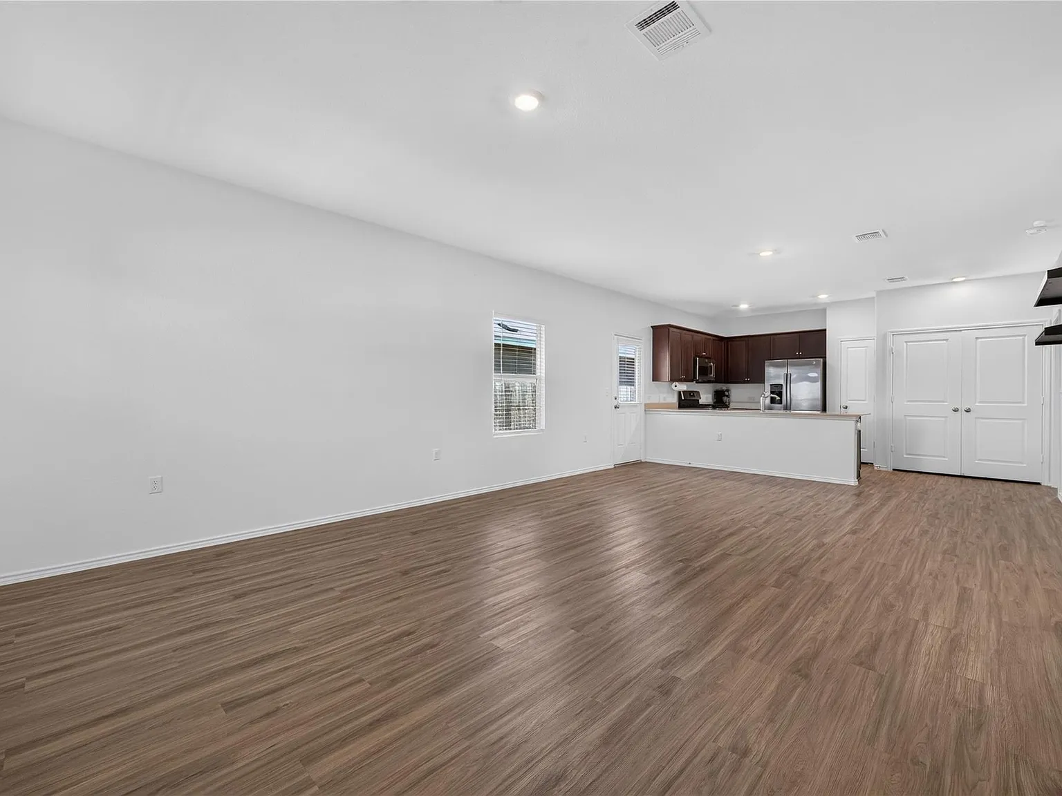 3 bed, 2.0 bath, 1266 sqft, $2,000 — Photo 3