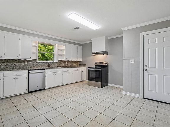 4th image of 301 Maple St