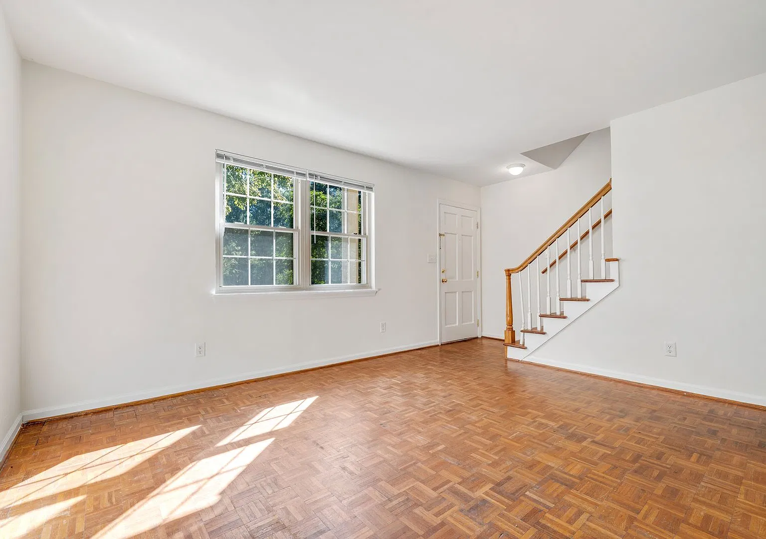 1002 Willow Dr — Photo 3